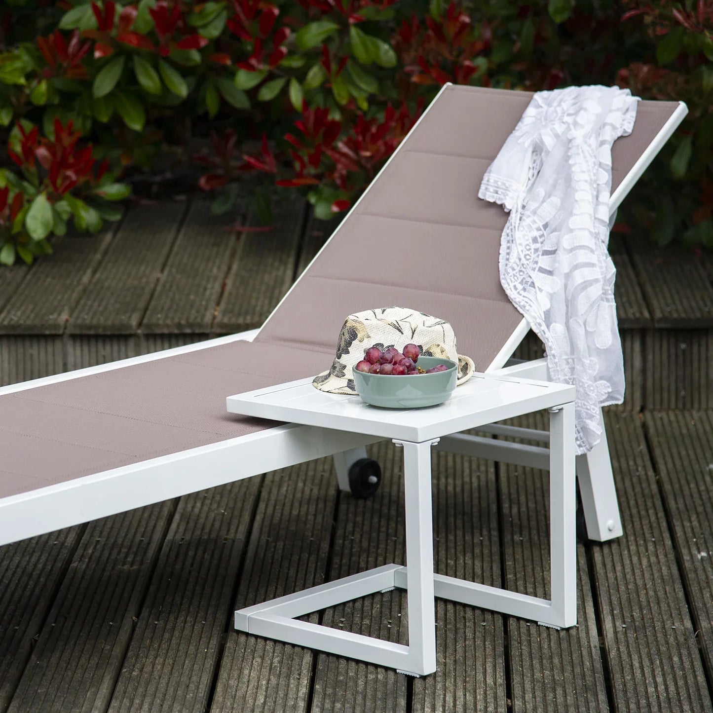 Set de bain de soleil et table d'appoint en textilène taupe - aluminium blanc